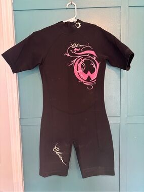 O’Brien Kids Short Sleeve Black Wet Suit with Pink Graphic | Youth Size 14